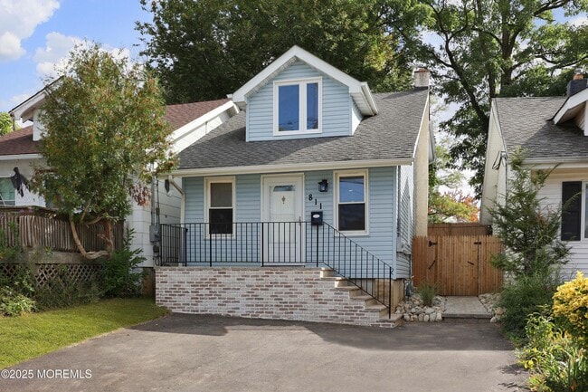 Building Photo - 811 Shore Concourse