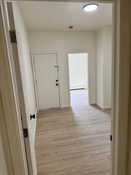 Building Photo - 587 Grove St