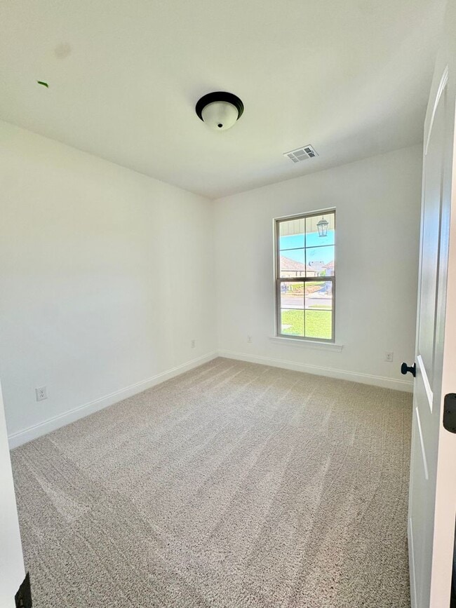 Building Photo - 4 Bed 2 Full baths