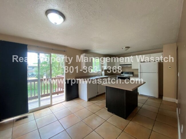 Building Photo - 1098 E Violet Cir