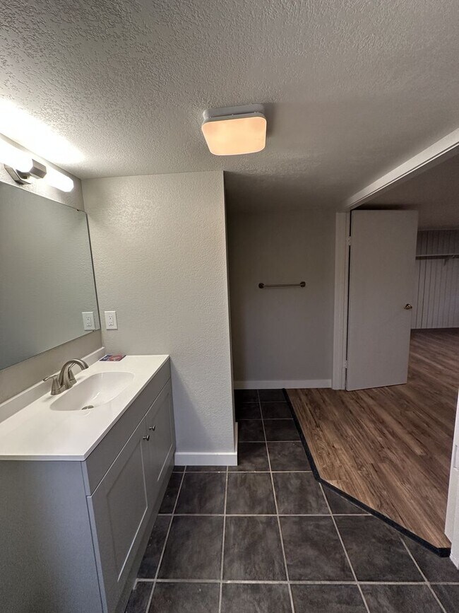 Building Photo - Renovated 3 bedroom + bonus room & finishe...