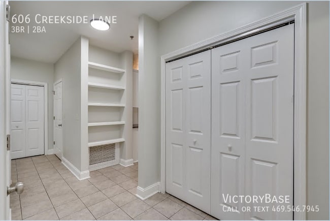 Building Photo - 606 Creekside Ln