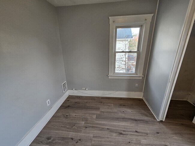 Building Photo - 1852 E 32nd St