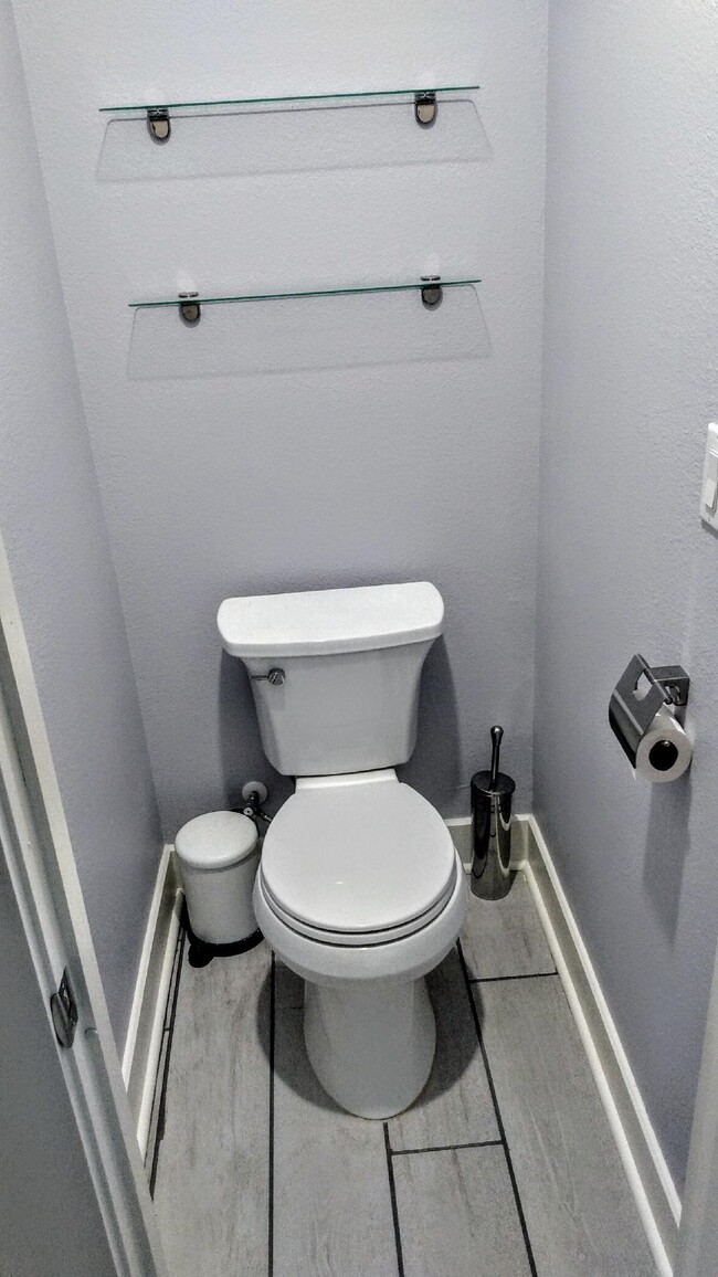 1/2 bath in laundry room - 400 Lakeview Blvd