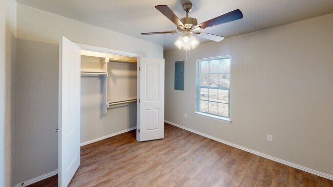 Building Photo - 123 S A St