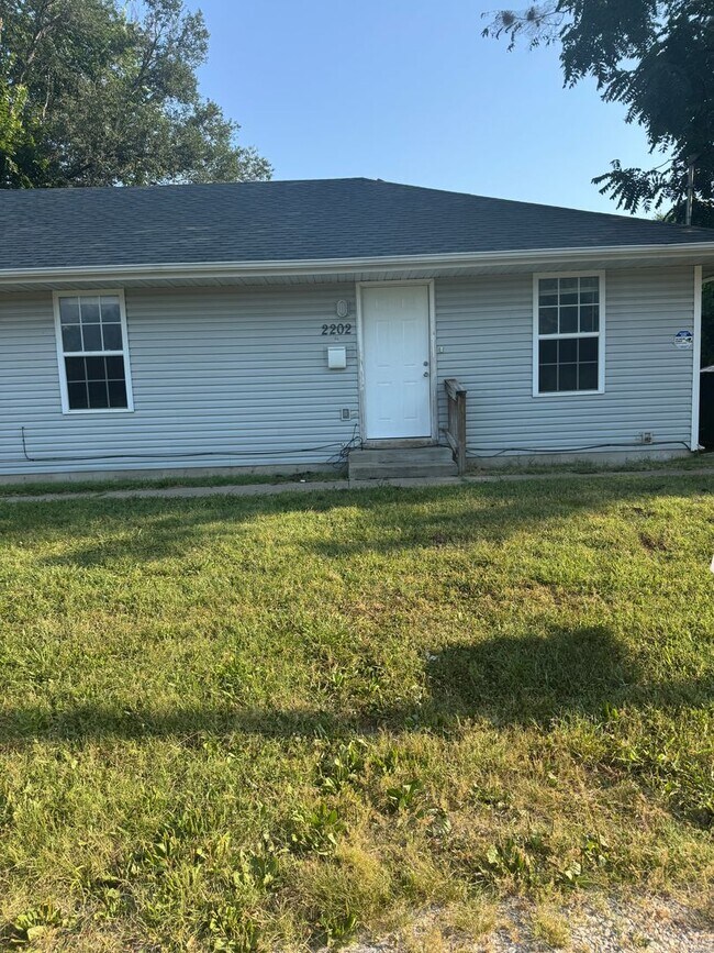 Building Photo - 2202 N Pierce Ave