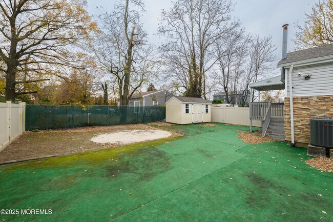 Building Photo - 136 7th St