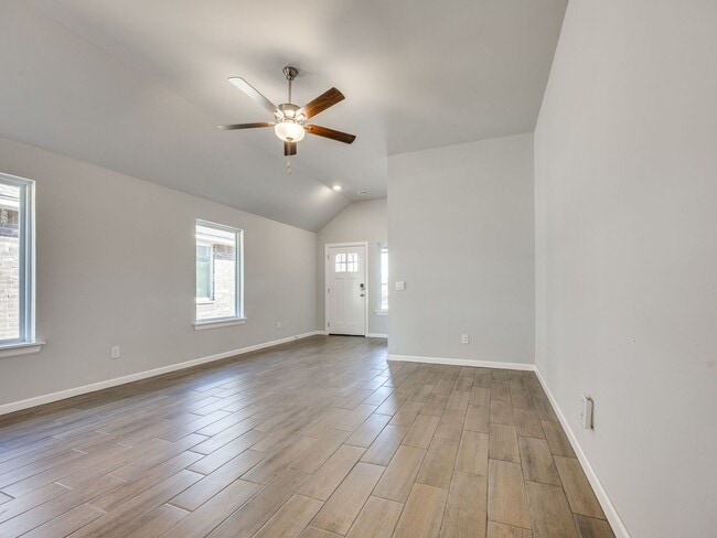 Building Photo - Must See!!