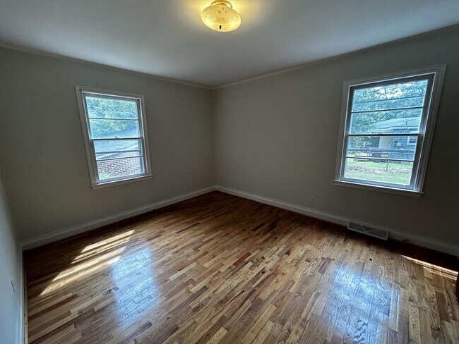 Building Photo - 1233 Crenshaw St