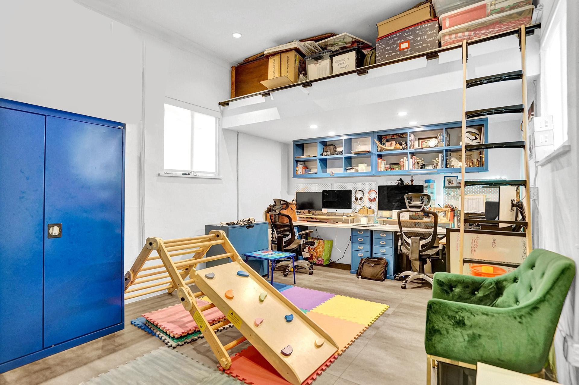 Extra den, office, or spare room. - 11425 NE 3rd Ave