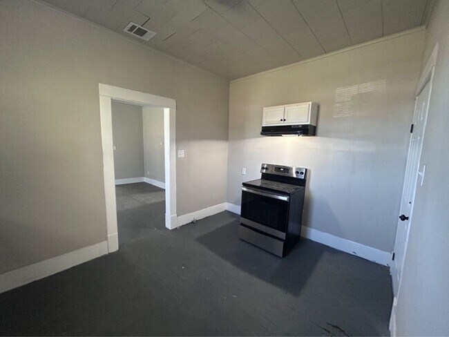 Building Photo - 1710 W 15th St