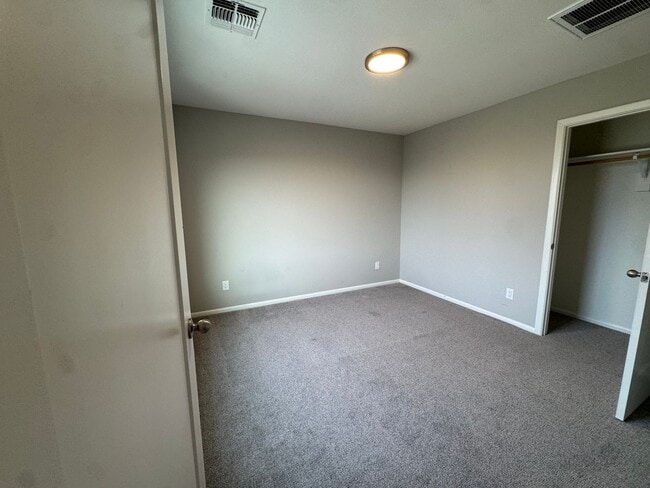 Building Photo - Villa Loma Town Home