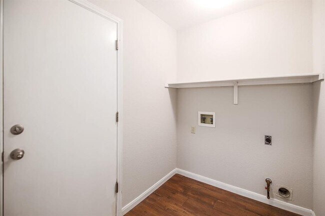 Building Photo - 1806 Oakmont Ln