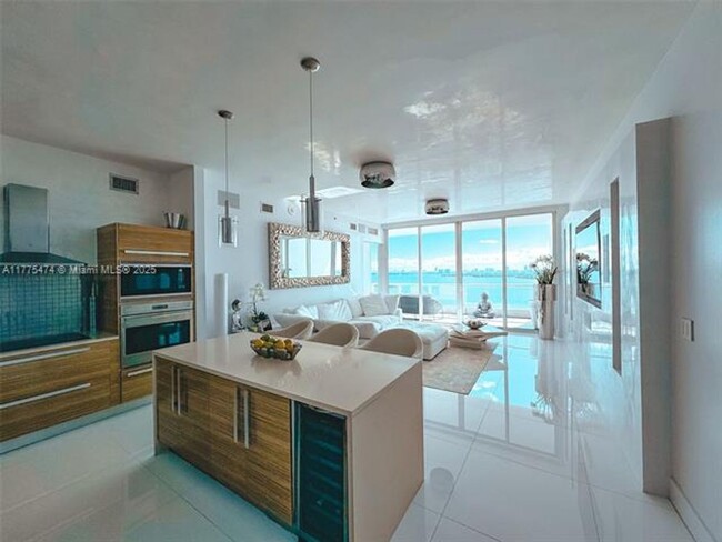 Building Photo - 2020 N Bayshore Dr