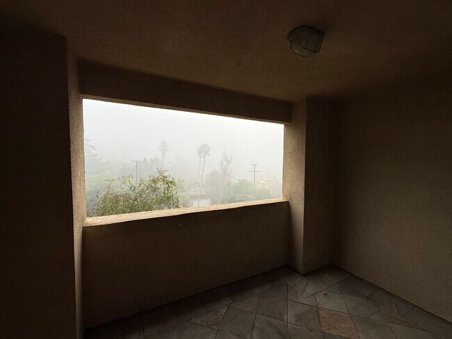 Building Photo - Beautiful Spacious 2 Bedroom/2 Bath Condo