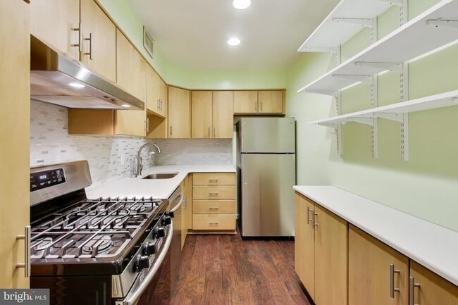 Building Photo - 7420 Lakeview Dr