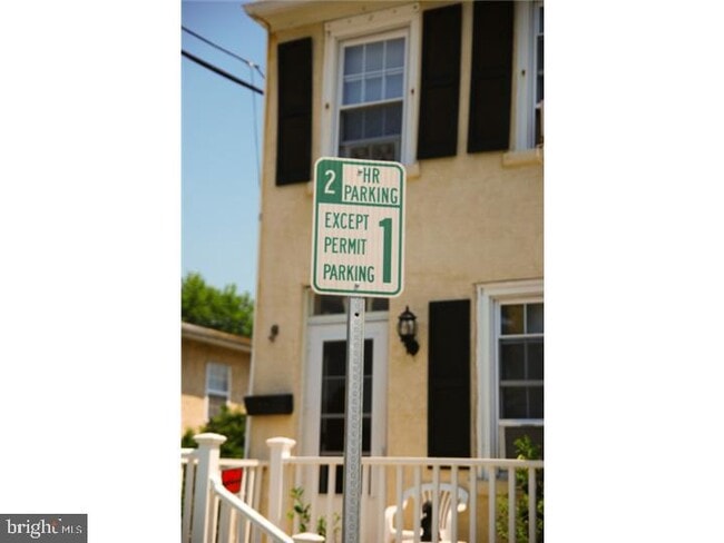 Building Photo - 4 W 1st Ave