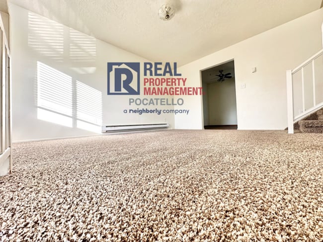 Building Photo - Updated 3 Bedroom 2 bath Townhome