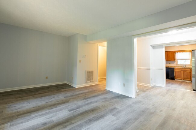 Building Photo - 3 story 2 bed 1.5 bath condo with large ga...