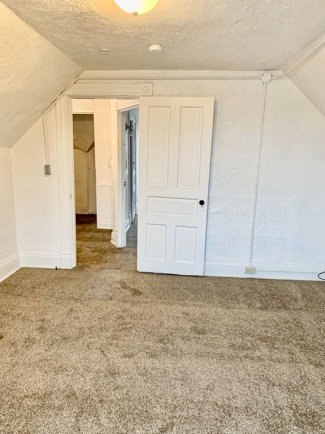 Building Photo - 4 Bed/ 2 Bath Large House in East Pittsburgh