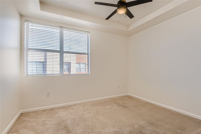 Building Photo - 2 Bedroom Mid-Rise Condo at PARK AVENUE!