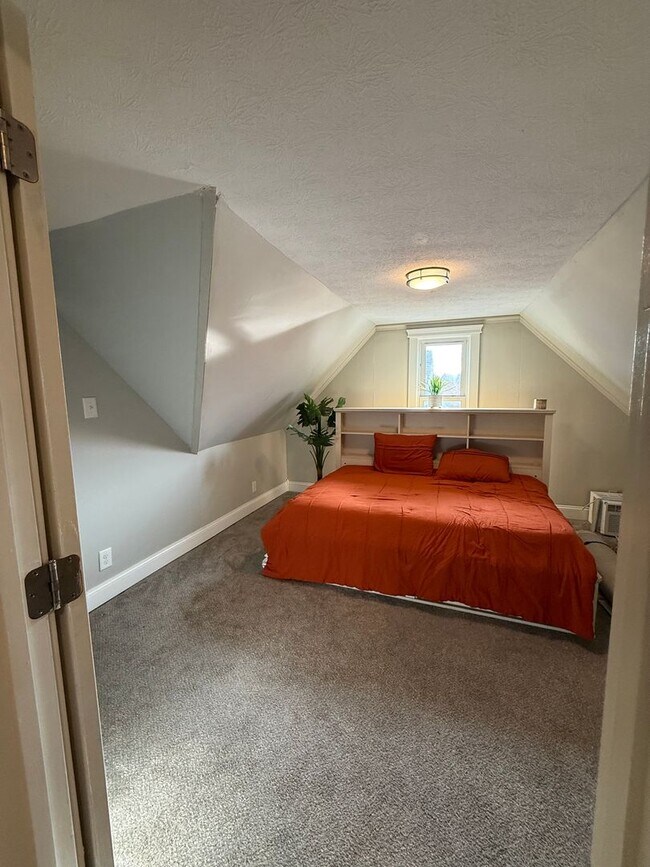 Building Photo - 4 Bedroom, Two Story House