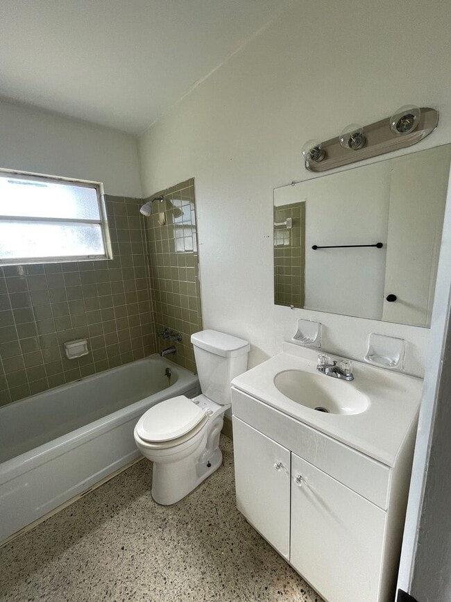 Building Photo - 3 Bed 1 Bath Home | Pet Friendly Fenced Yard | Washer Dryer Hook Ups | Section 8 Welcome