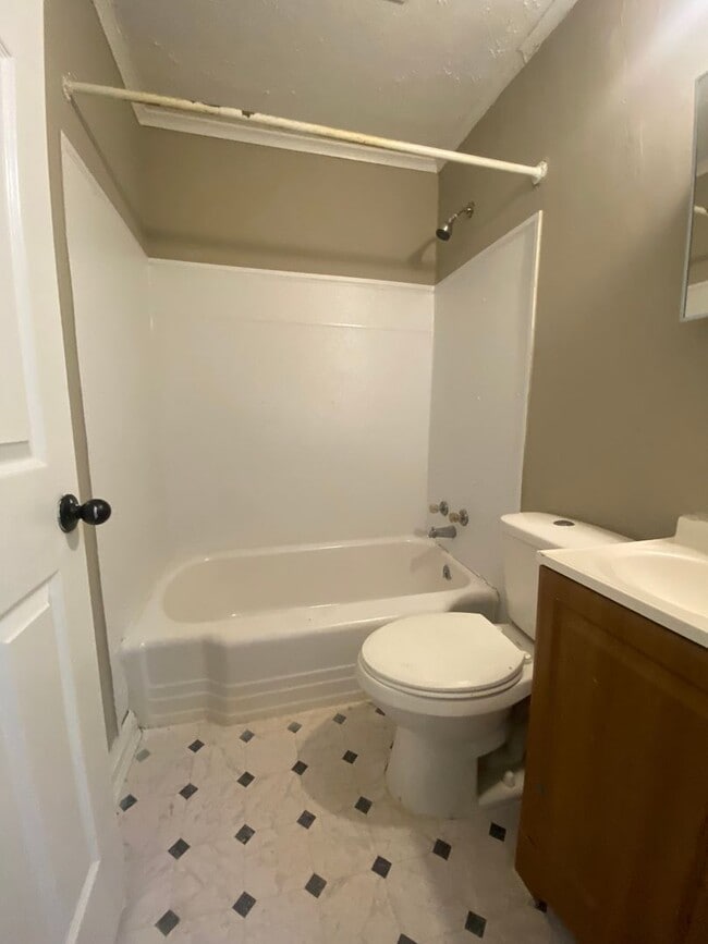 Building Photo - **AVAILABLE NOW**Total Electric 3 Bedroom ...