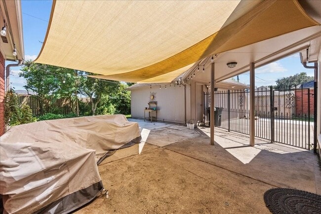 Building Photo - 2422 Fairwind Dr