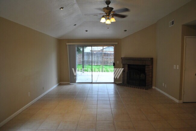 Building Photo - 4073 N Country Dr