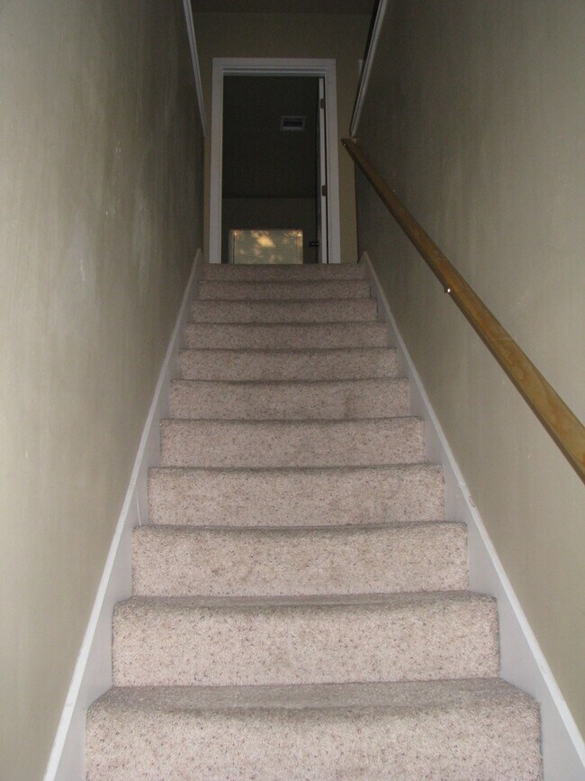 Building Photo - UT PRE-LEASE: North Campus 6 bed / 3 bath Remodel, High-End Kitchen Features SS Appliances, Wood ...