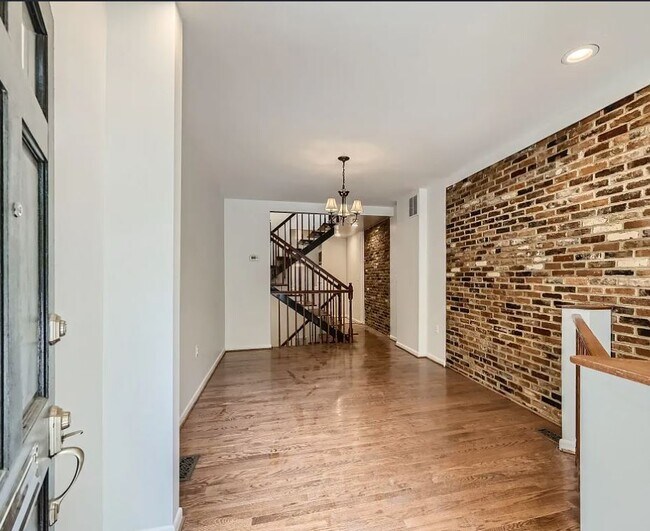 Building Photo - 827 S Charles St