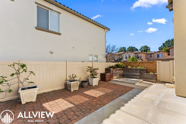 Building Photo - Bright & Spacious 3-Bedroom 2.5 Bath Home in Gated Oak Creek Community