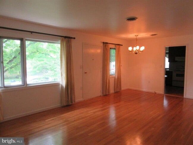 Building Photo - Detached ranch style house