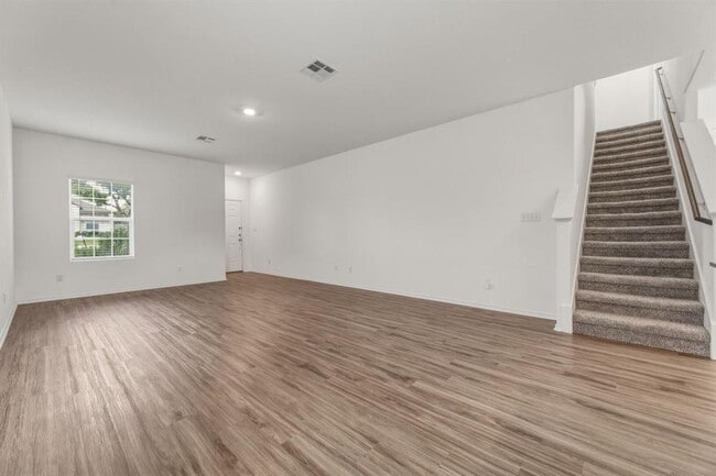 Building Photo - 913 Legends Ln