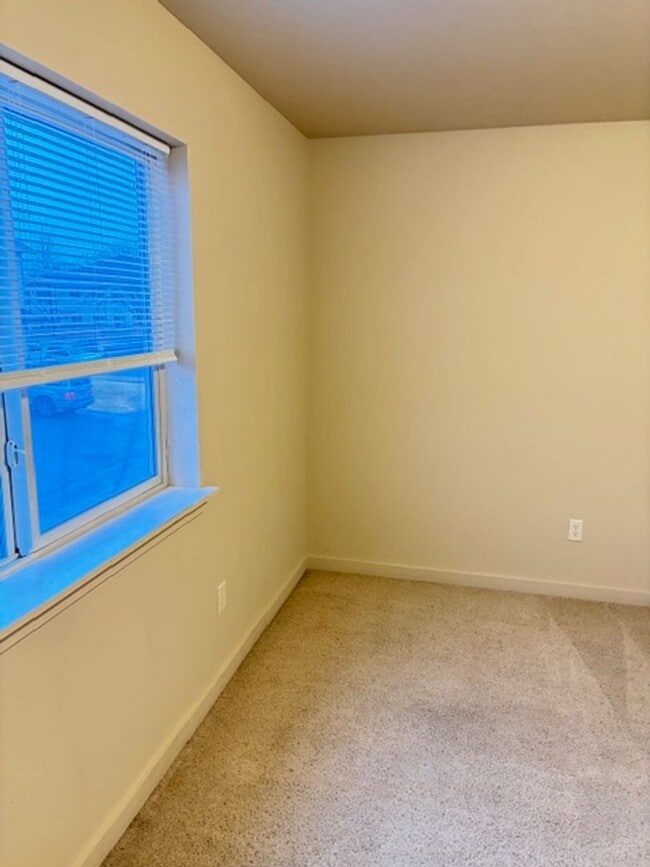 Building Photo - 3 Bedrooms 2 1/2 Bathroom Bozeman Townhouse - Great Location