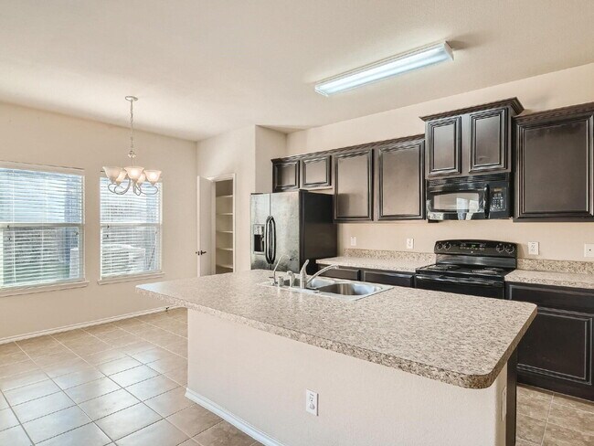 Building Photo - "Charming 3-Bed, 2-Bath Townhouse Retreat in Mesquite – Spacious 1586 Sq Ft on Woodshire Avenue!"...