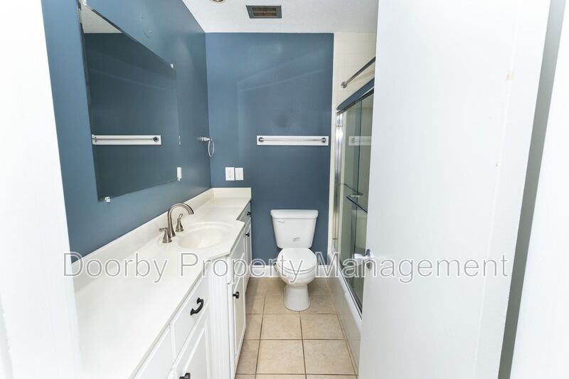 Building Photo - 568 River St