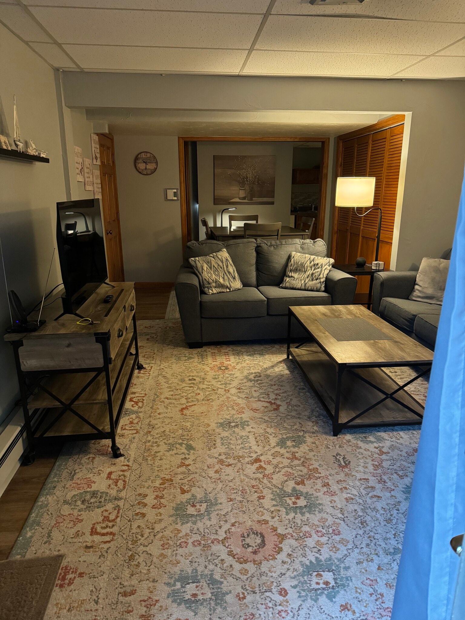 Entering the living room - 421 Oakhill Ave