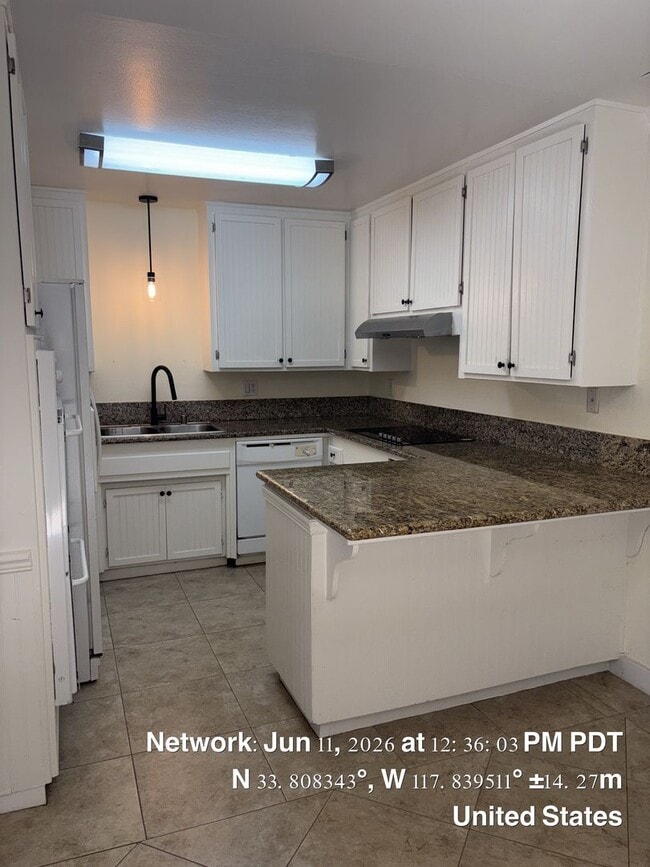 Building Photo - Two bed 1.5 bath townhome available now.