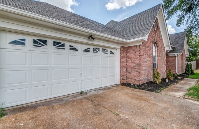 Building Photo - 5624 Annandale Dr