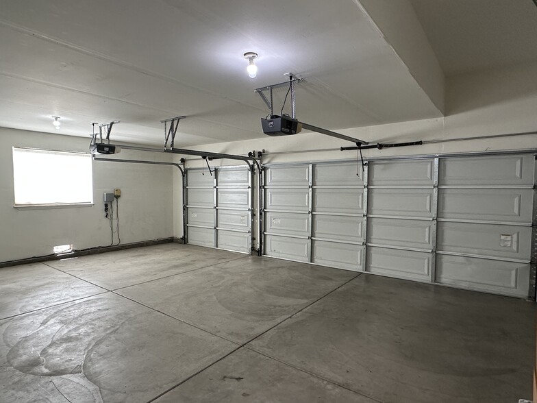 Finished 3-Car Garage - 1828 Ivanhoe Ave