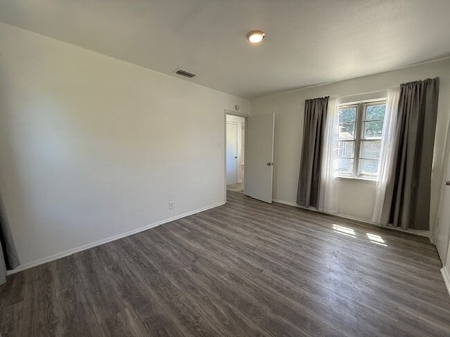 Building Photo - Huge Yard Front and Back over .39 acres 4 ...