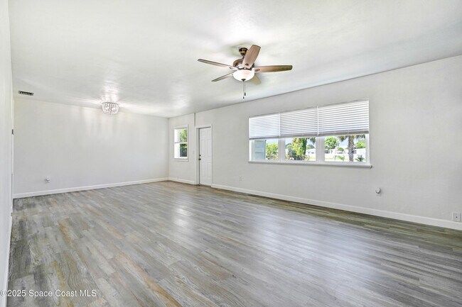 Building Photo - 702 Lund Cir