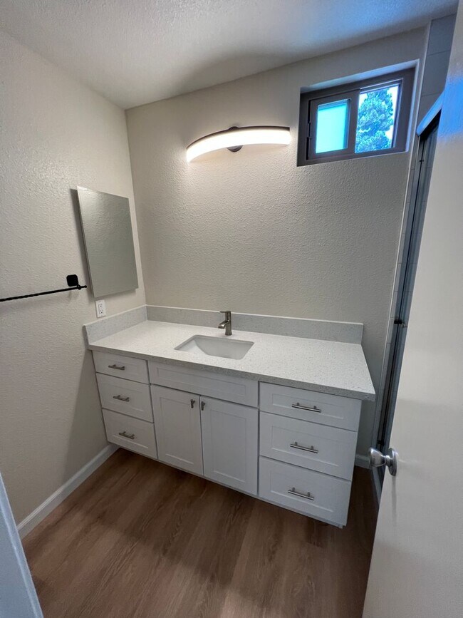 Building Photo - Gorgeous, Updated Todd Ranch Townhome