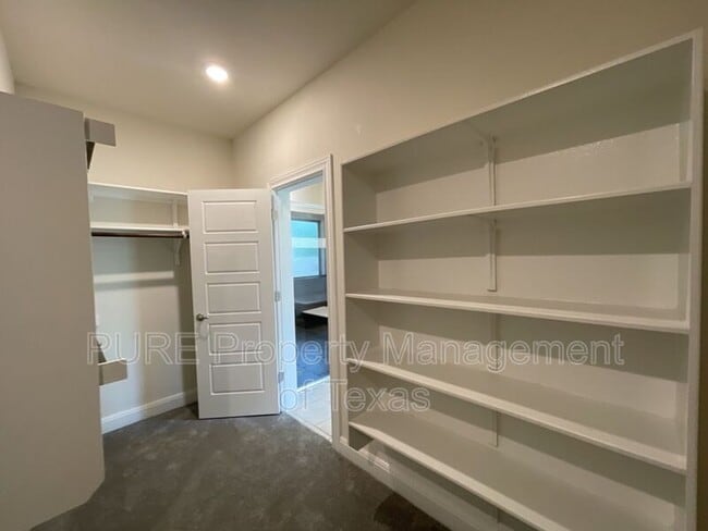Building Photo - 716 Expedition Way