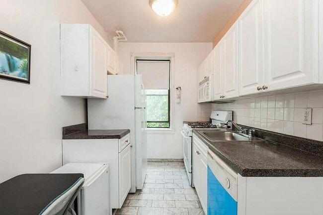 Building Photo - 42 Van Wagenen Ave
