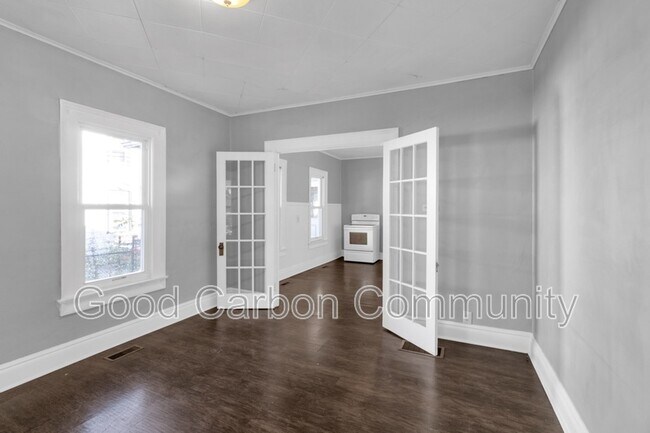 Building Photo - 331 Schenck St