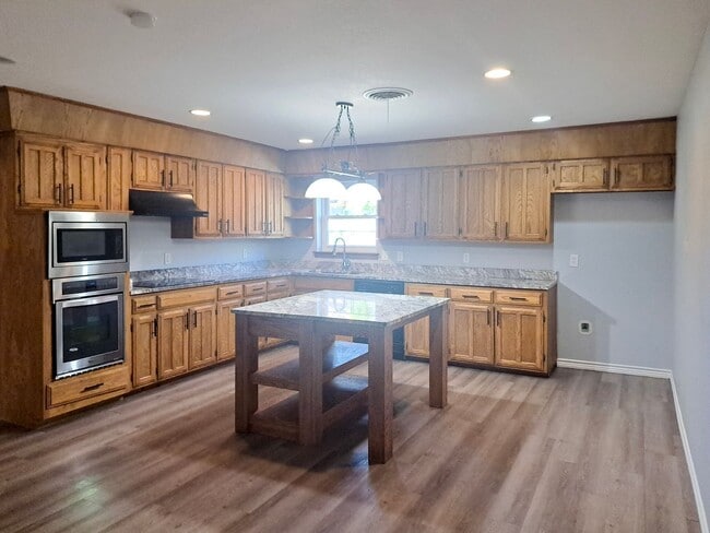 Building Photo - 4 Bedroom / 2 Bath / 2 Car Garage