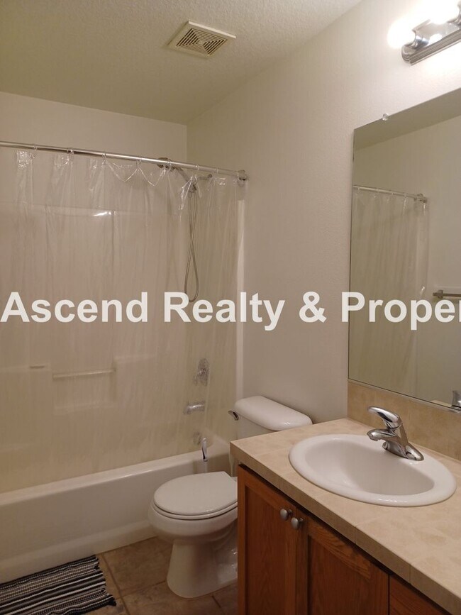 Building Photo - 3 Bed Townhome 1 Car Garage Backs to Green...